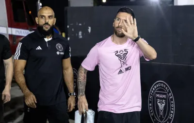 Incredibile, un tifoso supera la guardia del corpo di Messi e abbraccia l'argentino, chi è Yassine Cheuko