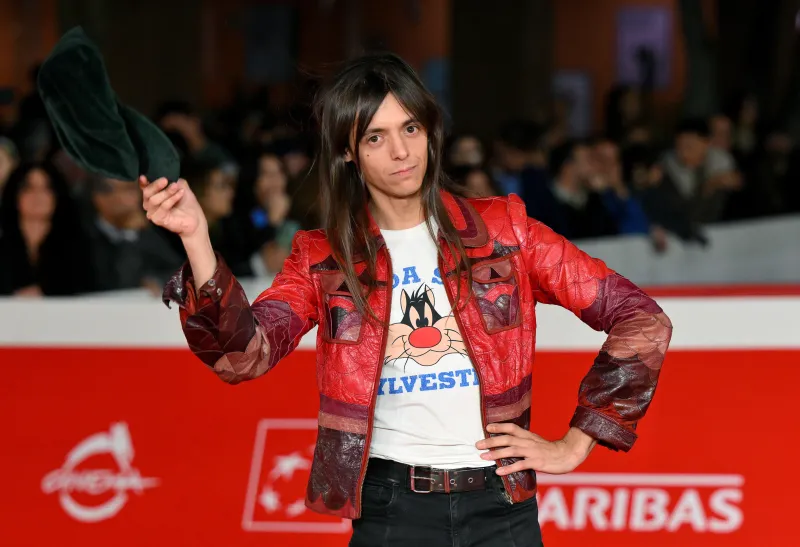 Scopri Lucio Corsi, il cantante di Grosseto che si esibirà con Topo Gigio a Sanremo 2025