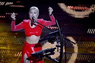 Sanremo 2025, la magia delle sorelle Brancale, Serena canta "Anema e core",  Nicole dirige l'orchestra