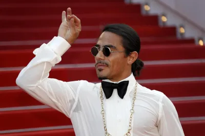 Salt Bae apre un ristorante a Milano: quanto costano una cena al Nusret e la sua bistecca d'oro