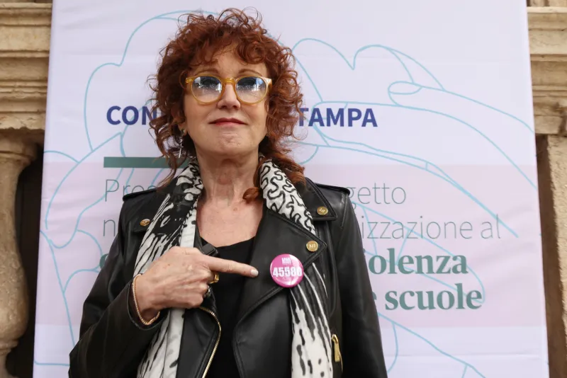 Fiorella Mannoia, acuti di estrema sinistra contro la guerra e a favore delle donne senza reggiseno
