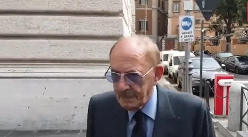 Chi è il parlamentare assente al 99,9% delle sedute (ma che va a votare per pagare meno tasse): l'accusa