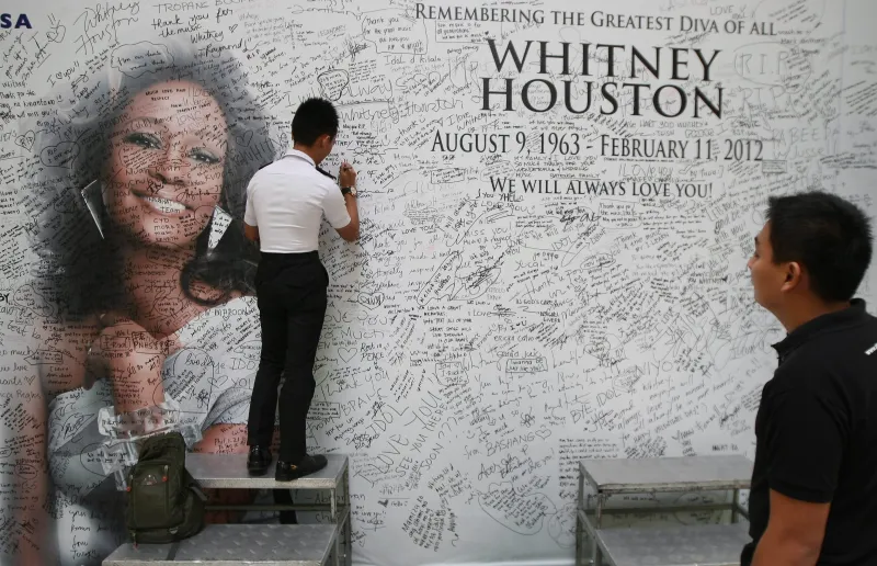 Che droghe usava Whitney Houston? Il declino e la dipendenza da farmaci e stupefacenti