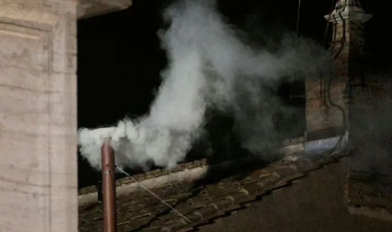 Come viene prodotto il fumo dell'elezione papale?