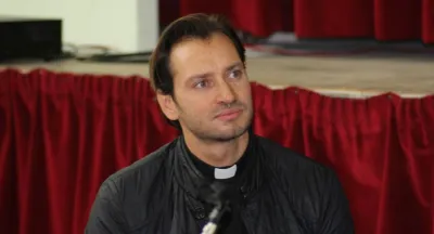 Don Davide Banzato ha davvero avuto una fidanzata? Il quasi matrimonio prima della vocazione