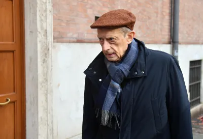 Una frase su Facebook, poi il caos: cosa ha detto un consigliere PD contro Piero Fassino