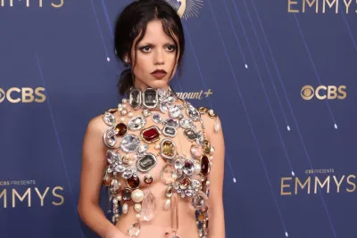 Jenna Ortega non lascia nulla all'immaginazione sul red carpet degli Emmy
