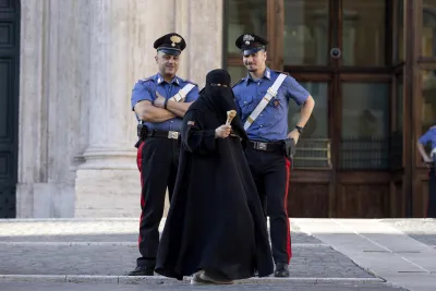 La proposta di FdI contro il velo e i matrimoni combinati: pronte le misure anti-islamismo?