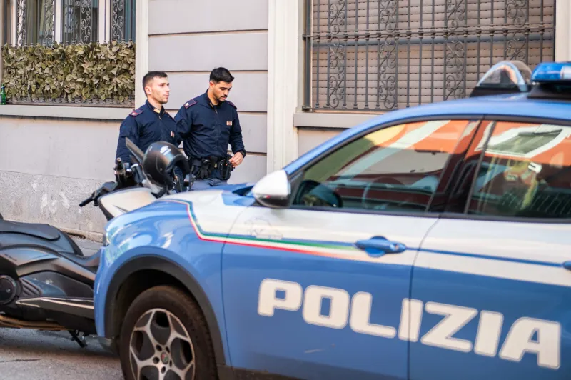 Milano, aggredita una donna marocchina senza velo davanti alla figlia