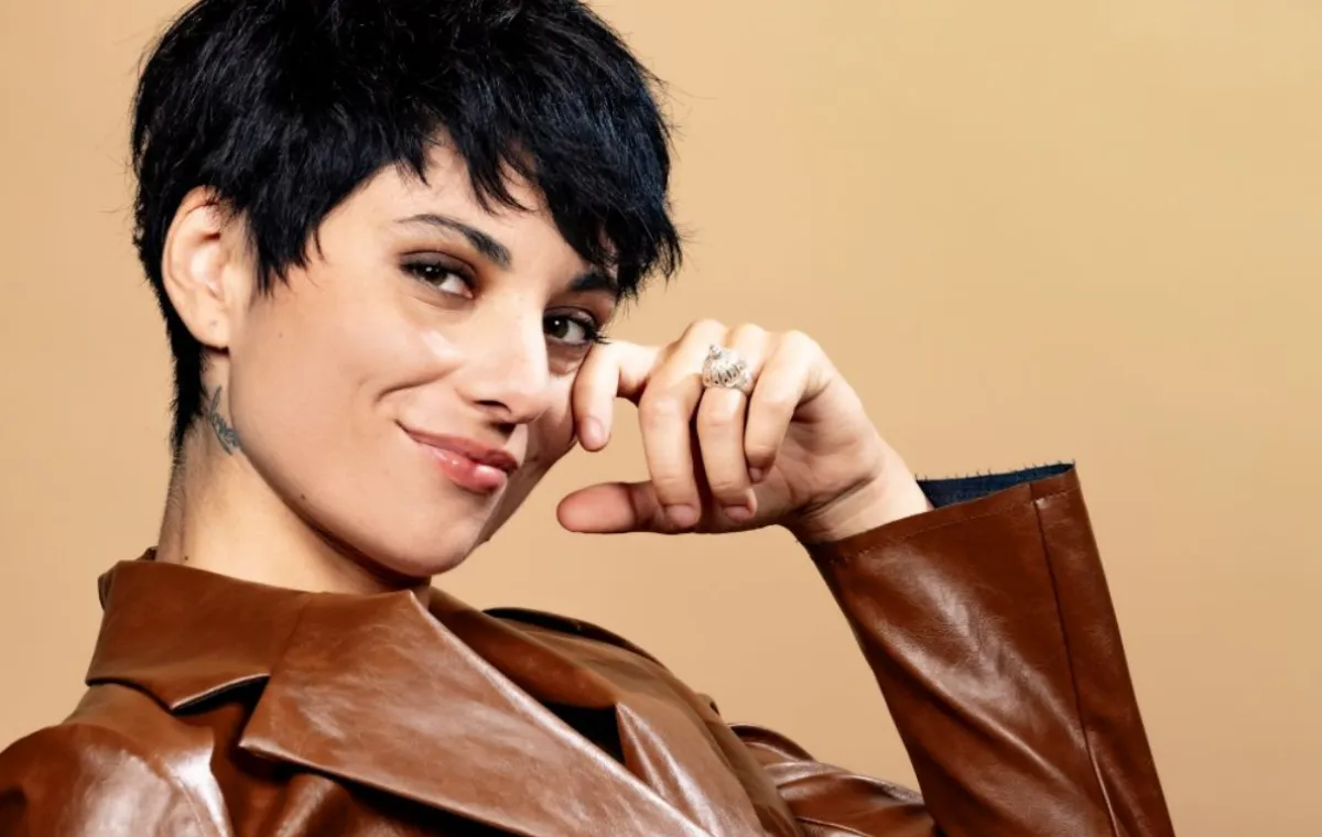 Giordana Angi torna ad Amici con "Dammi un bacio": testo e significato