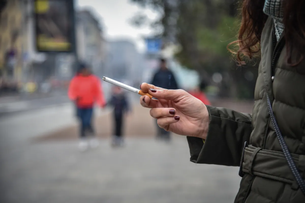 Fumatori "bancomat" di Bruxelles, nuova stangata sulle sigarette: in Italia aumenti anche di 3 euro a pacchetto