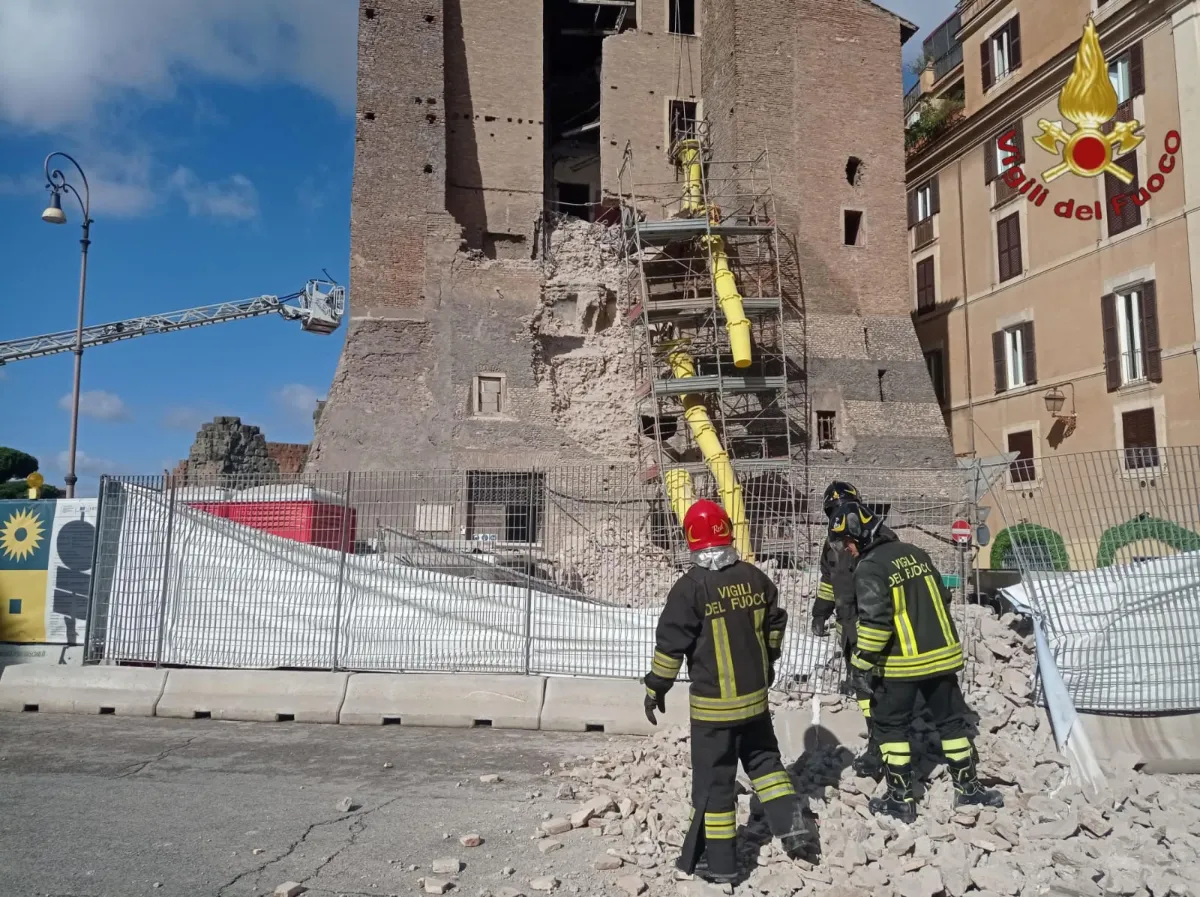 Torre dei Conti crollata a Roma, il mistero dell'uomo nel video: un operaio senza casco?