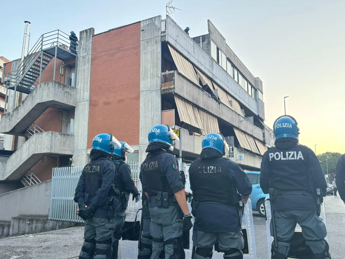 Roma, maxiblitz contro i "latinos": sgomberati due edifici occupati a Cinecittà, identificate 33 persone