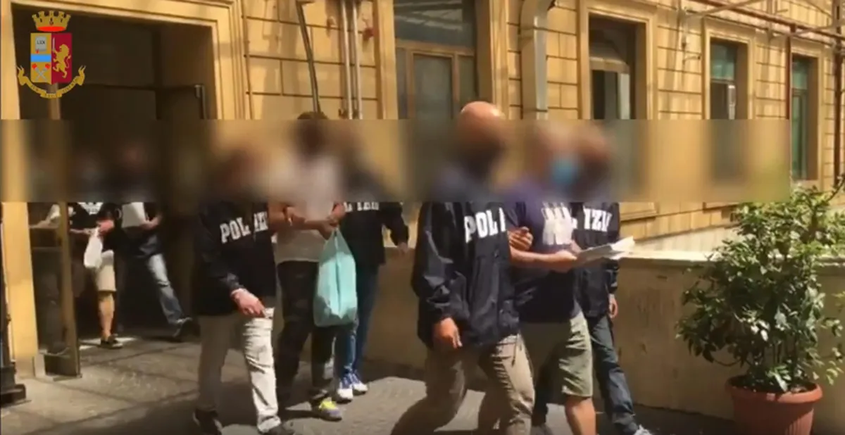 Il grido di Feltri contro gli immigrati che delinquono: "Smettiamo di inginocchiarci davanti al mito dell'accoglienza"