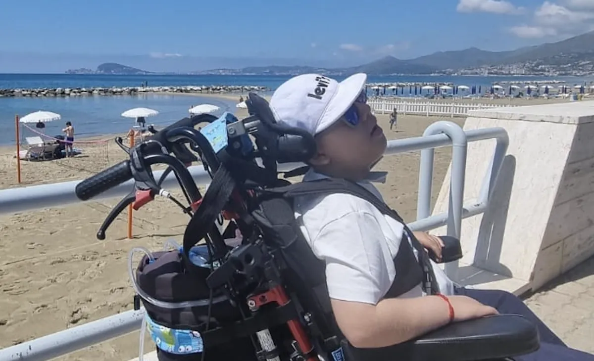 Nato con una rara mutazione genetica, simbolo di speranza e resilienza: la storia di Sabin