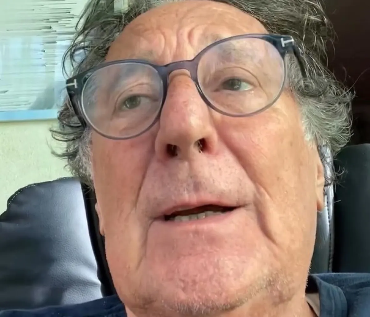 Enzo Iacchetti si è montato la testa, ormai da Bianca Berlinguer è il nuovo Beppe Grillo: se la prende anche col Papa!