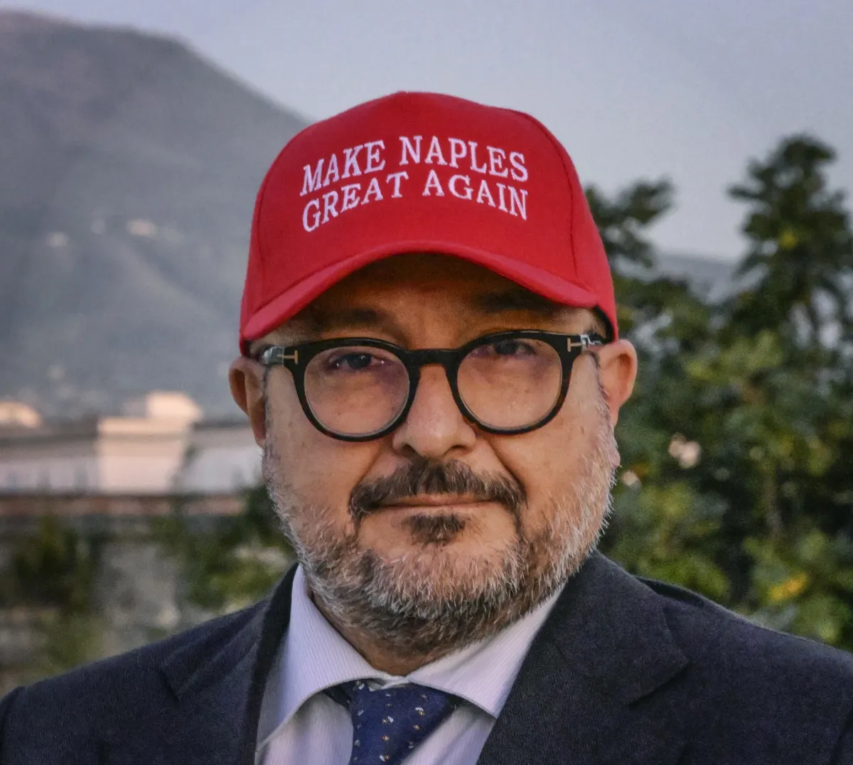 Sangiuliano con il cappellino alla Trump vuole rifare grande Napoli o vuole fare solo l'americano?