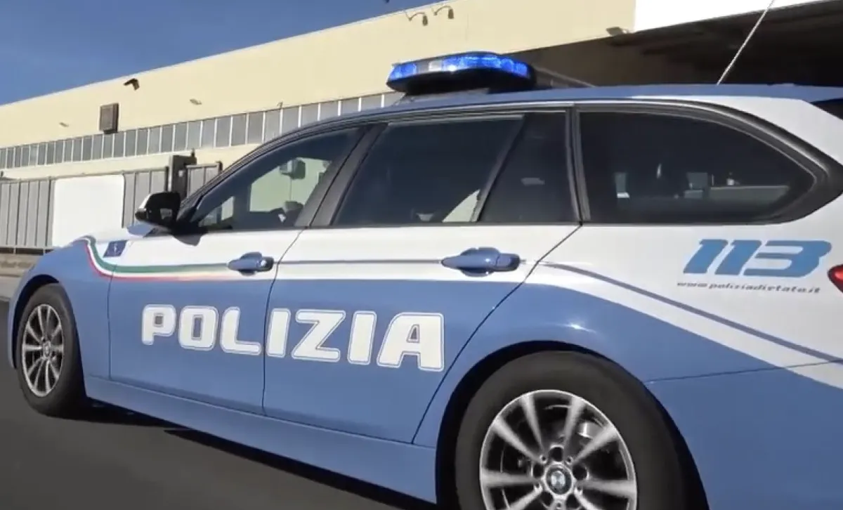 Paura a Lucca, sfondano la porta dell'autobus e aggrediscono autista: denunciati due maranza