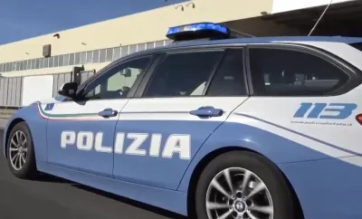 Paura a Lucca, sfondano la porta dell'autobus e aggrediscono autista: denunciati due maranza