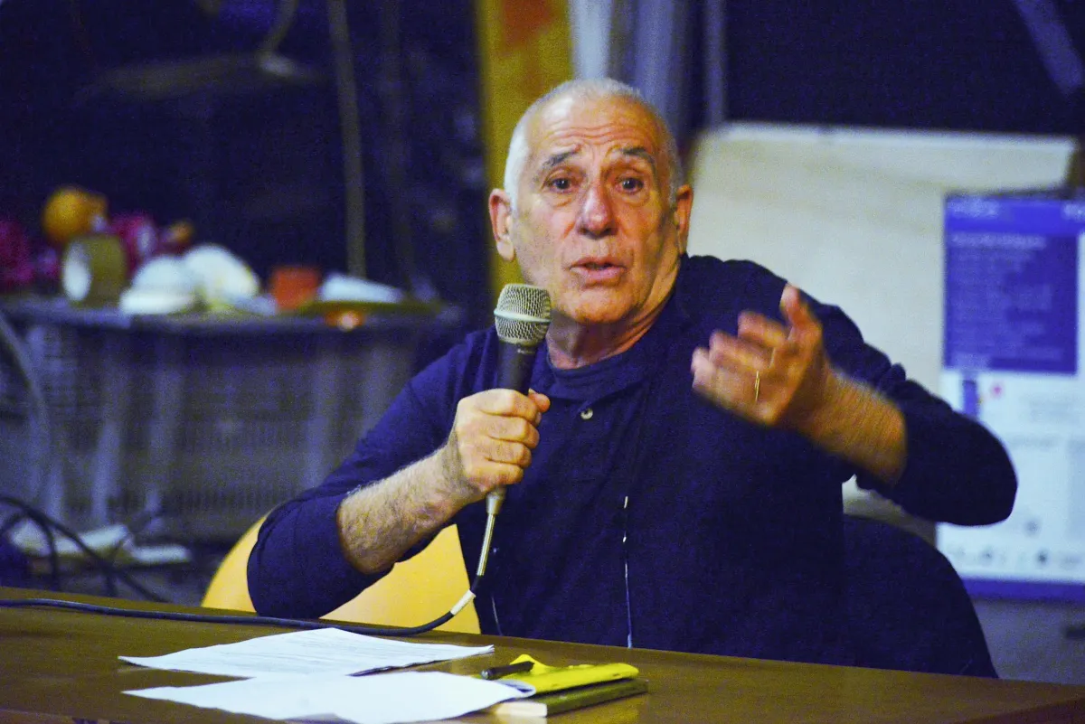 Renato Curcio, sfregio a Milano: il fondatore delle BR al centro sociale dalla parte di baby gang e maranza