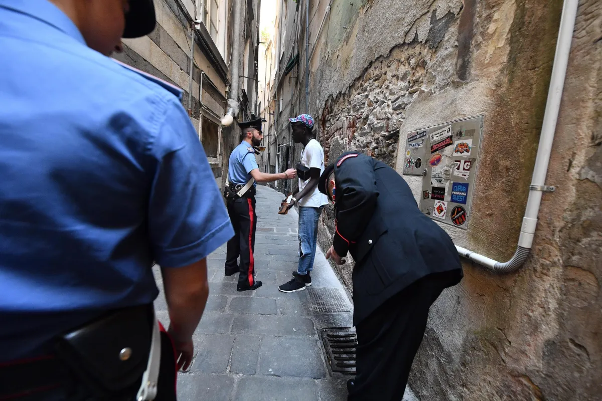 Genova, si masturba sui gradini di una chiesa e cerca di colpire i carabinieri: arrestato senegalese