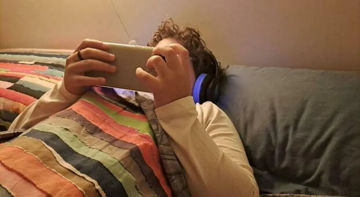 Aumenta l'obesità tra i giovani: smartphone, ozio e assenza di educazione alimentare