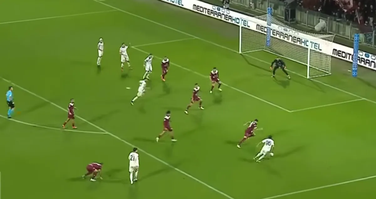 Salernitana-Crotone dramma in campo: cosa è successo a Luca Villa e come sta il difensore granata