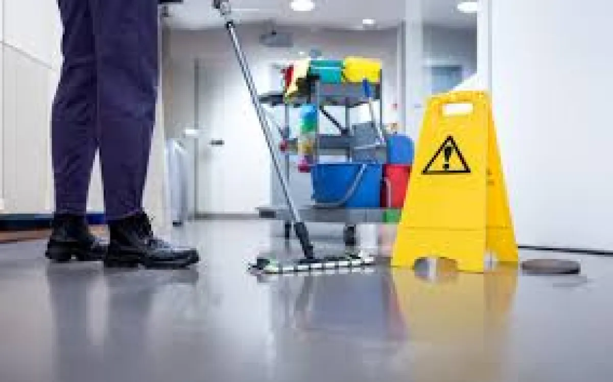 Da faccenda domestica a fenomeno sociale: l'ossessione delle pulizie tra CleanTok e ansia generazionale