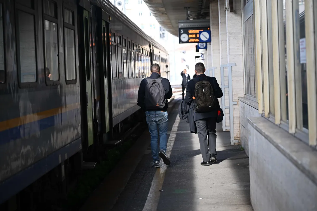 Lucca, aggredisce il capotreno dopo essere stato sorpreso senza biglietto: denunciato nigeriano