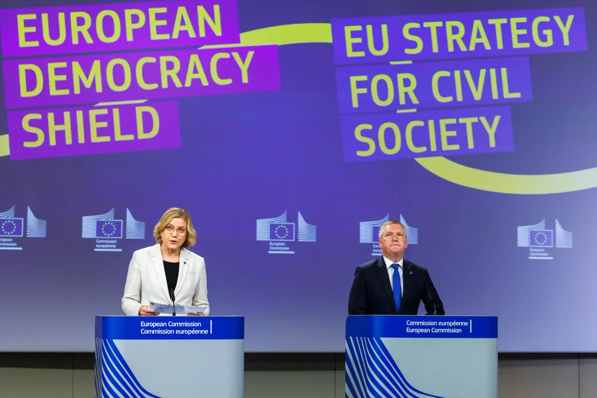 "Scudo di democrazia", l'UE vara il suo Ministero della verità: la libertà d’espressione finisce sotto sorveglianza
