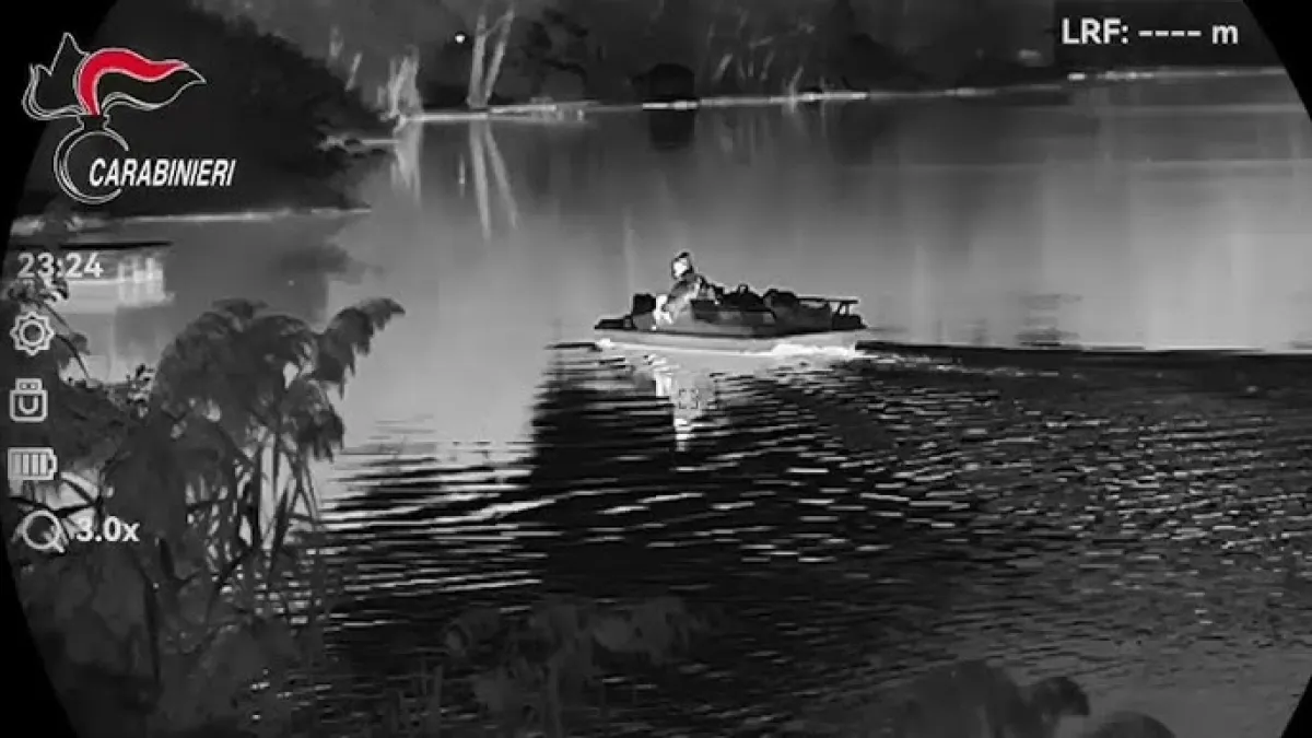 Elia Del Grande catturato dopo l'evasione: in un video la fuga in pedalò a Varese. Chi lo ha aiutato?