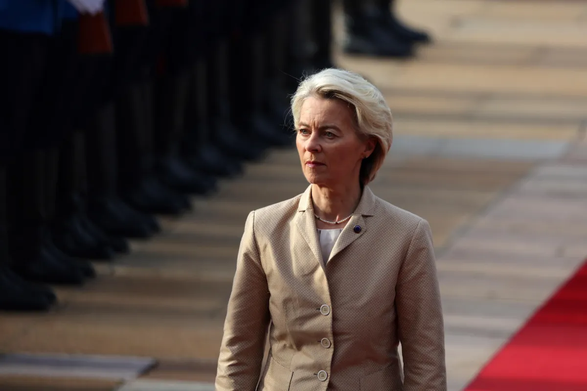 L’Europa sotto ricatto, usare i beni congelati russi o indebitarsi: la scelta amara dei governi UE per finanziare Kiev