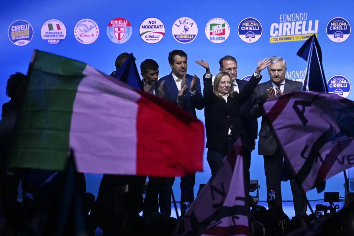 Nuovo condono edilizio in manovra? FdI cala l’asso a una settimana dal voto in Campania e infiamma tutto 