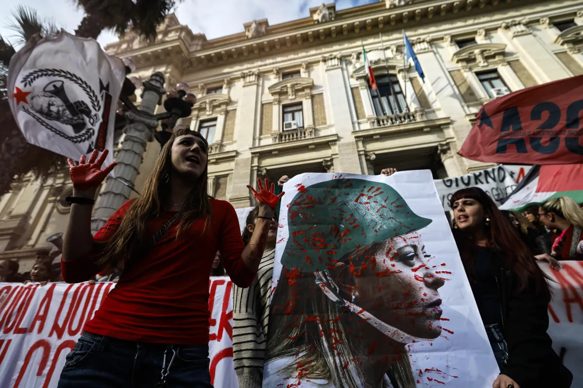 Sallusti irride la sinistra woke: dà l'allarme fascismo ogni quarto d'ora