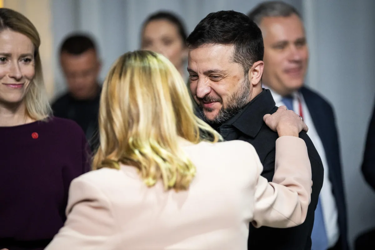 Aiuti a Zelensky? Meloni "congela" le armi a Kiev: prima le elezioni e poi il conto