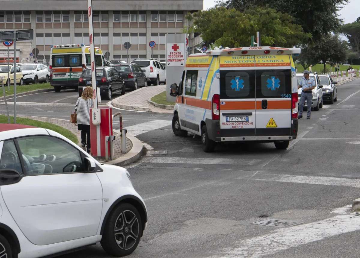 Shock a Roma, accoltellata dal compagno si salva lanciandosi dall’auto in corsa: l’aggressore è in fuga