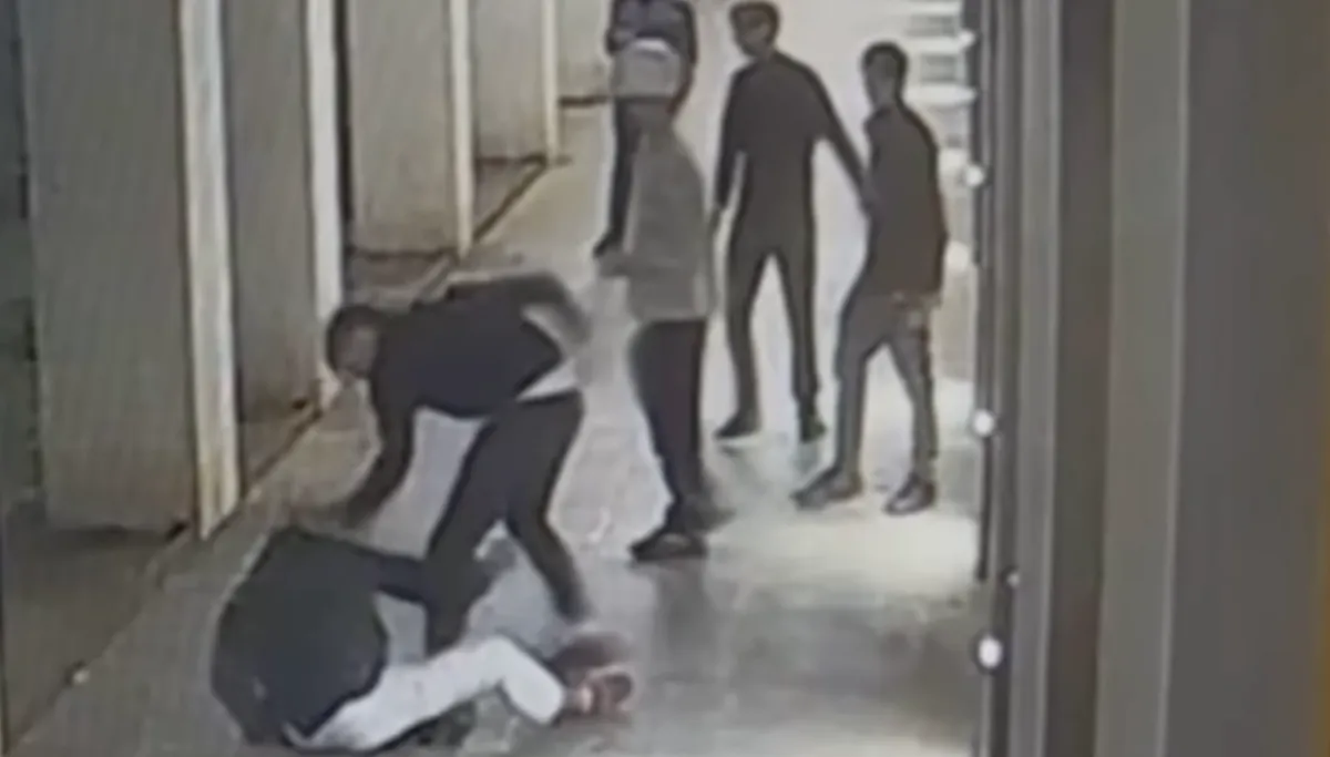 Ragazzo accoltellato a Milano, cos'è successo: l'aggressione, l'arresto e i messaggi. "Speriamo muoia" 