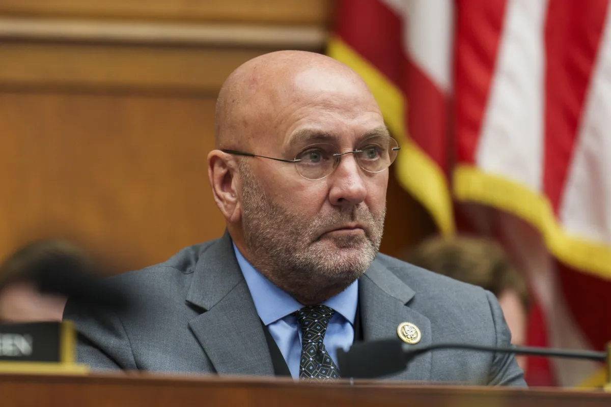 Il solo uomo contro la pubblicazione dei file Epstein diventa un caso: chi è Clay Higgins e perché ha votato "no"