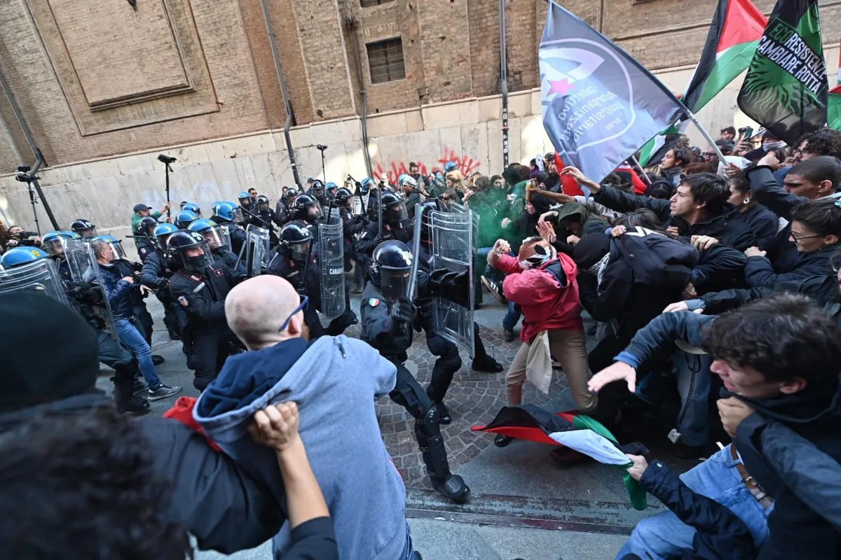 Che vergogna a Bologna! Pro Pal antisemiti scatenati, scontri per far saltare Virtus - Maccabi Tel Aviv