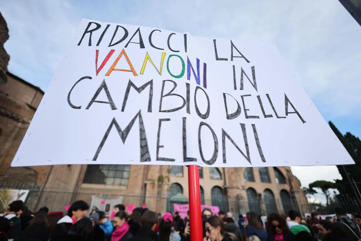 L'ultimo scivolone delle femministe: "Meno femminicidi, più melonicidi"