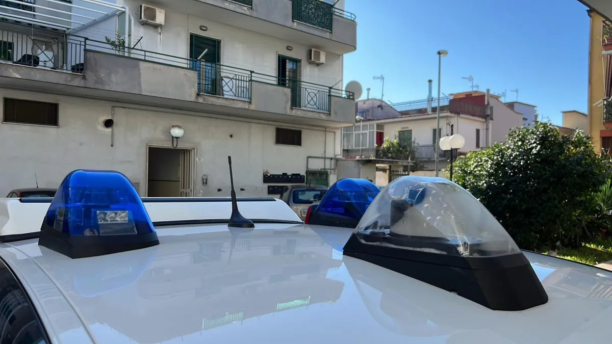 Donna accoltellata a Napoli, arrestato l'ex compagno 29enne: era evaso dai domiciliari per aggredirla