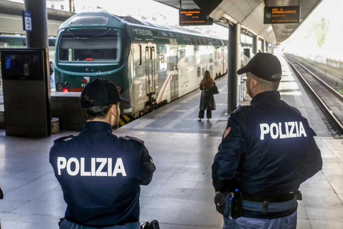 Milano, insegue il ladro che gli ha rubato il cellulare e lo aggredisce: l'uomo è grave