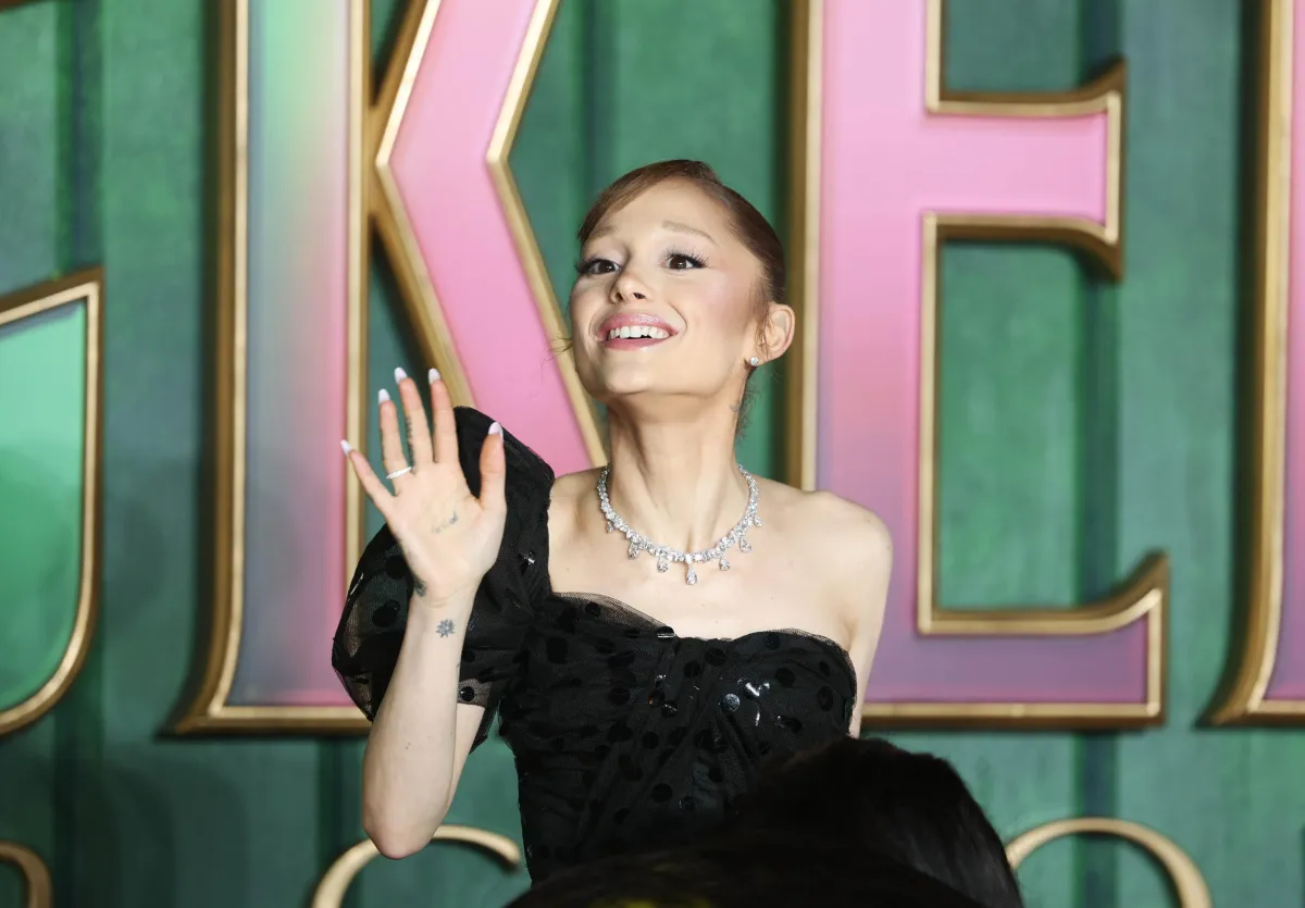 Cosa è successo al "fan" che ha travolto Ariana Grande sul red carpet a Singapore? 