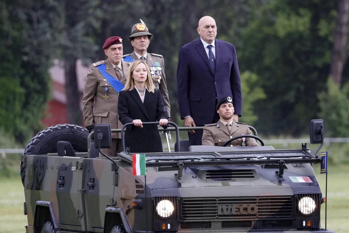 Europa verso il riarmo: l’Italia segue? Perché Crosetto valuta la reintroduzione della leva militare 