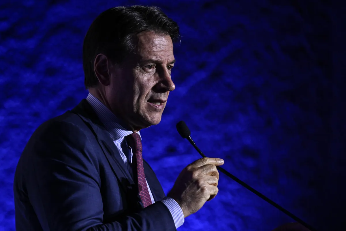 Giuseppe Conte a Atreju con Giorgia Meloni: doppiogiochista o un cinico traditore seriale? 