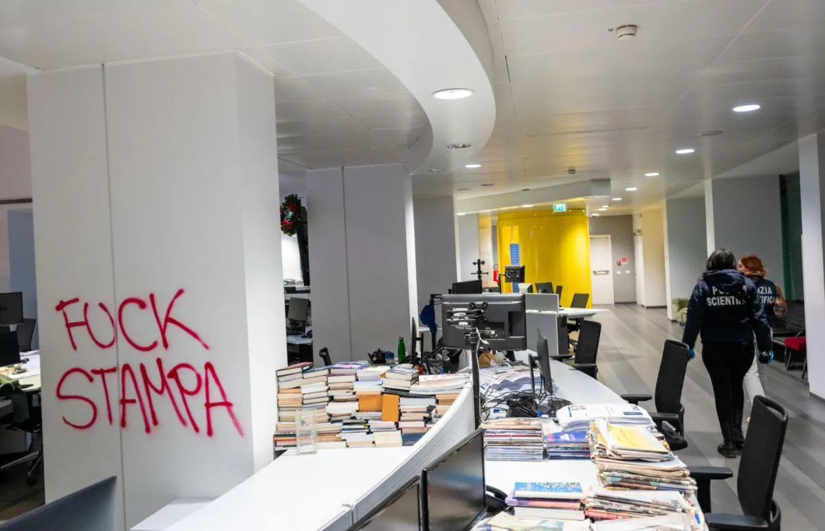 Perché il collettivo Ksa ha fatto irruzione e devastato la redazione della Stampa