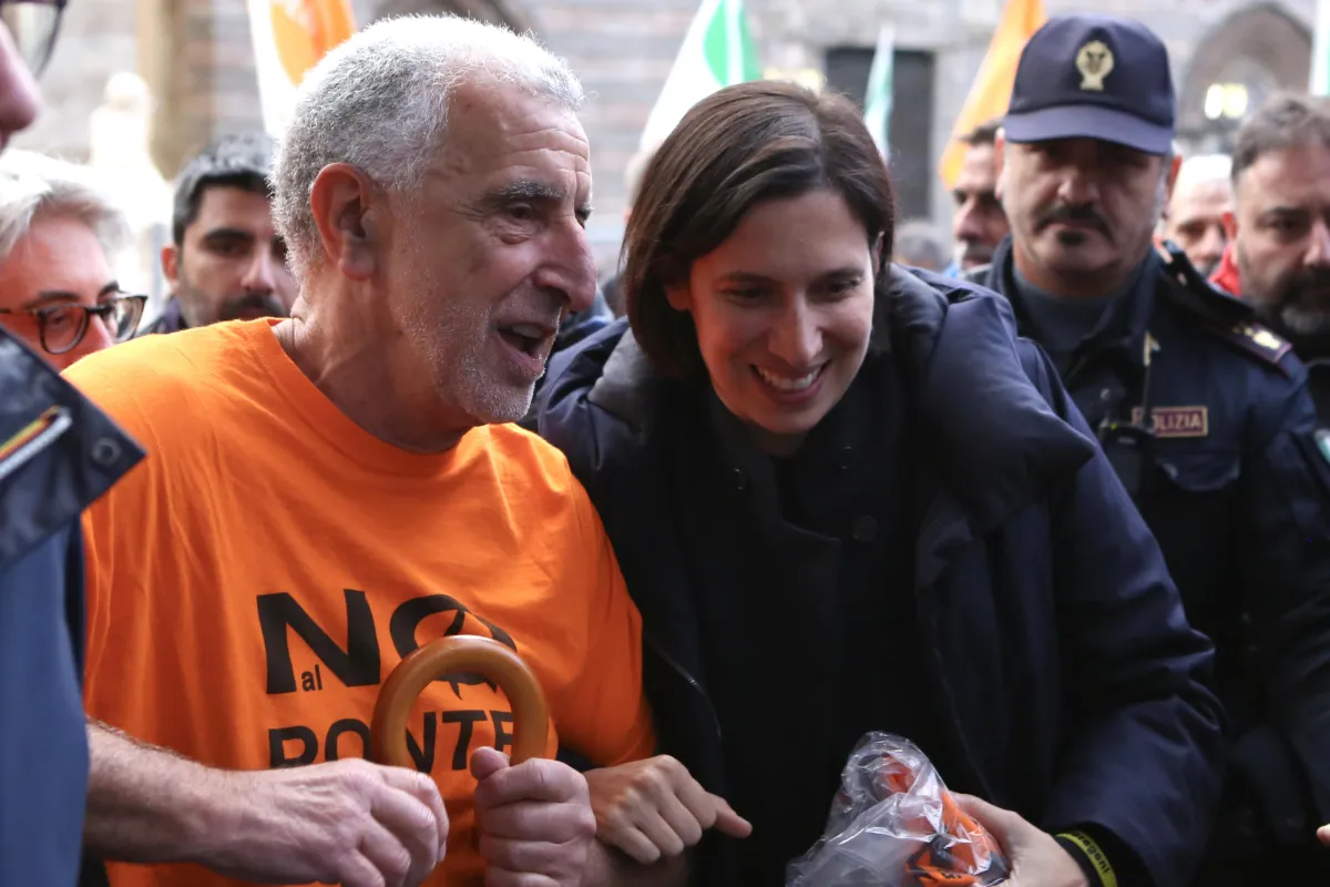 Cosa ci faceva Elly Schlein alla testa del corteo dei No ponte a Messina?