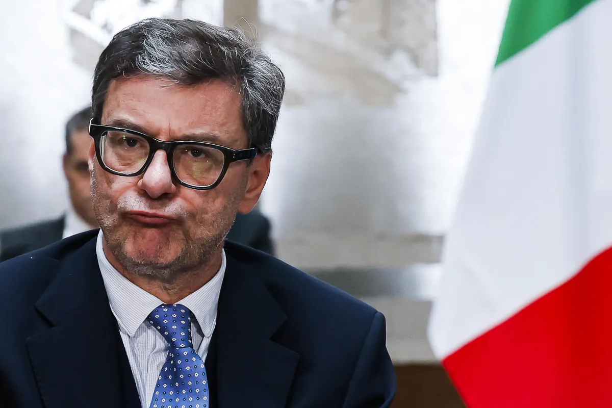 Perché la scalata di Mediobanca si è trasformata in uno scontro politico pericoloso per Giorgetti