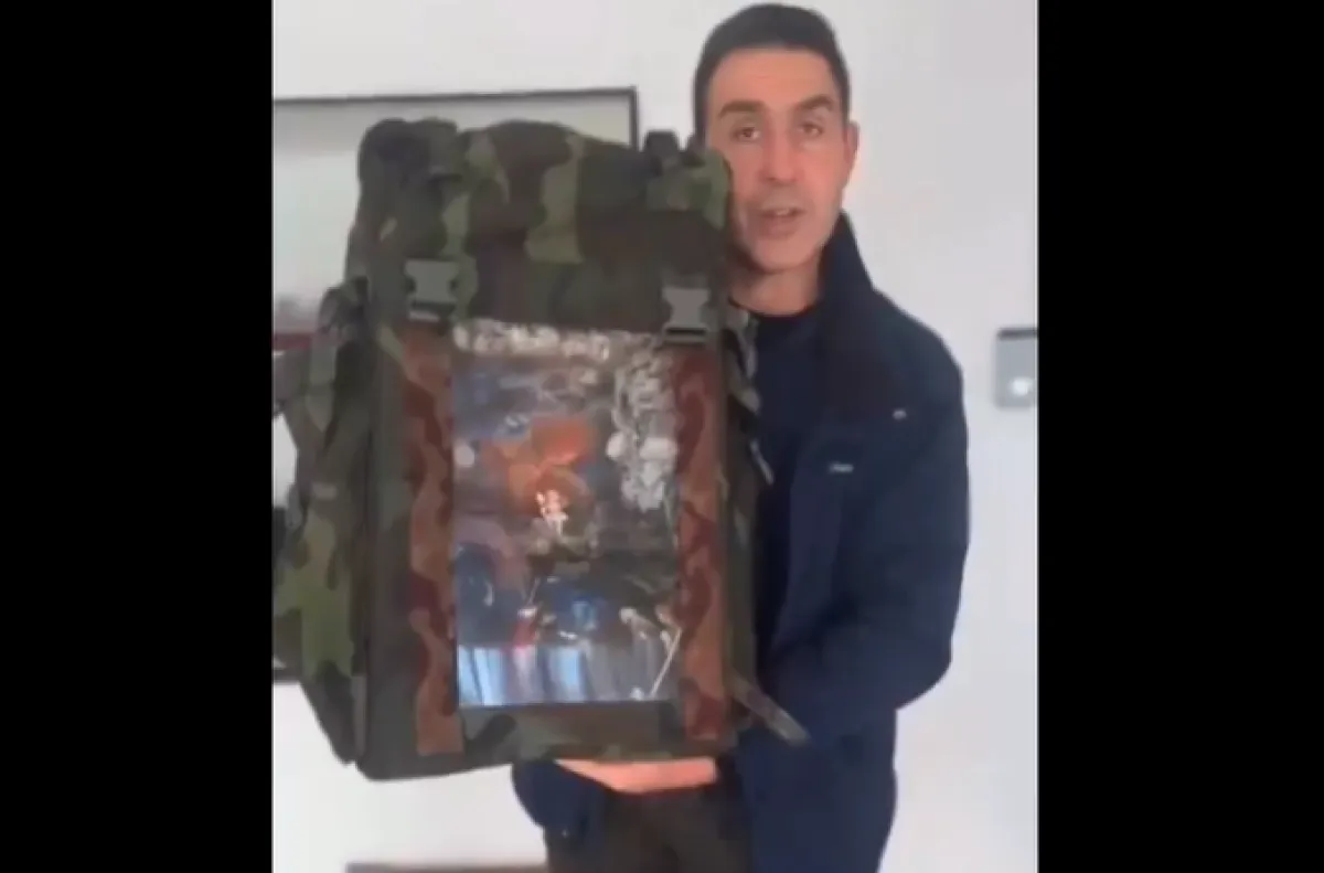 Presepe "cancellato"? Vannacci reagisce: lo porta nello zaino e scatena il dibattito