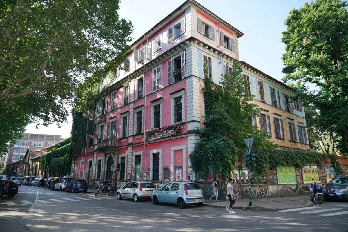 Askatasuna di nuovo nel mirino: il centrodestra vuole la chiusura, il sindaco difende la cogestione